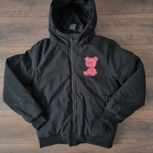 Abrigo negro oso rojo LV